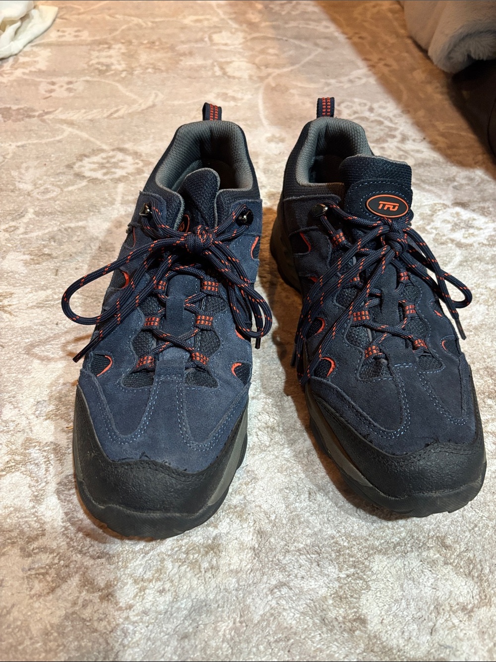 Men’s hiking shoes, size 10